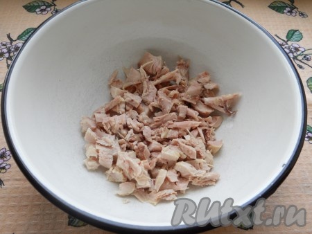 Мясо курицы отварить в подсоленной воде до готовности и остудить. Порезать небольшими кусочками.

