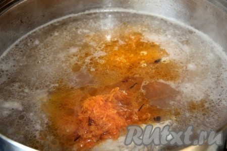 Отдельно обжариваем лук вместе с морковью. Когда гречка и картофель в супе почти готовы, добавляем обжаренные лук и морковь.  