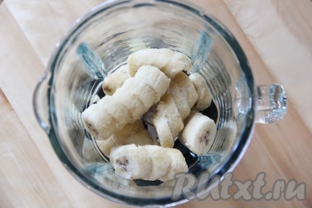  Поместить замороженные кусочки банана в чашу блендера.