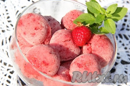 Переложить массу в лоток и убрать в холодильник на 1 час. Затем сформировать шарики плодово-ягодного мороженого и подать к столу. 
