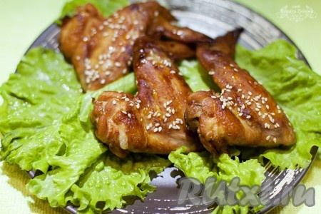 Аппетитные куриные крылья по-мексикански с кунжутом готовы. Выложите крылья на  блюдо с листьями салата.
