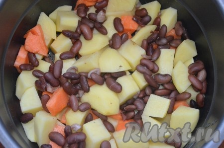 В чашу мультиварки сложить картошку, морковь, фасоль без жидкости, посолить.