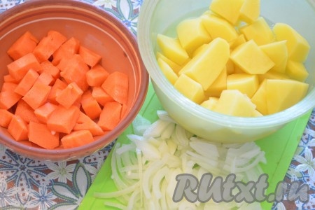 Морковь, картошку и лук порезать произвольно.