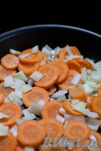 Разогреть растительное масло на сковороде и выложить в нее нарезанные овощи (лук и чеснок - помельче, морковь - кружками). Обжарить до золотистого цвета.
