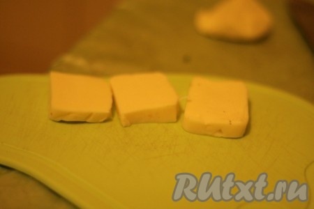 Сыр нарезать толстыми кусочками (около 1 см).
