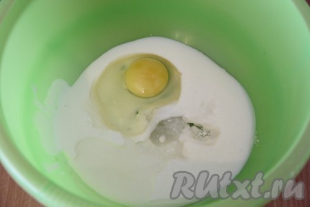 В глубокую миску влить кефир, добавить соду, перемешать и оставить минут на 10. Затем добавить яйцо, растительное масло, соль и сахар.
