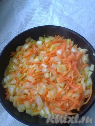 Верхний слой используем для заливки паштета, а на нижнем слое, более светлом, обжарим овощи. Морковь натираем на крупной терке. Репчатый лук режем небольшими кубиками. Обжариваем морковь на нижнем слое растопленного масла, добавив 2 столовые ложки растительного масла (можно использовать жир от обжаренной свиной грудинки). Морковку обжариваем до золотистого цвета. Добавляем репчатый лук и обжариваем до готовности.
