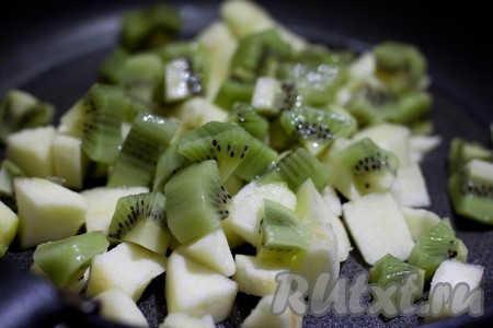 Нарежьте фрукты кубиками и слегка обжарьте на сухой сковороде.
