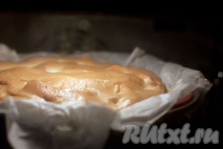 Разогрейте духовку до 150 градусов и отправьте пирог выпекаться на 30-40 минут.
