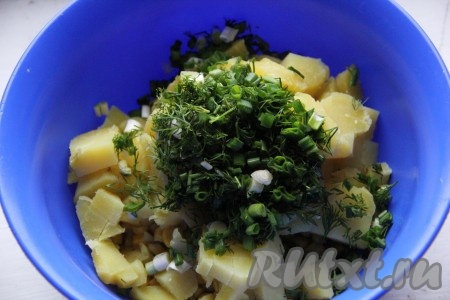 Лук и укроп измельчить, добавить в миску с картошкой и кукурузой. К салату добавить соль, черный перец и растительное масло.

