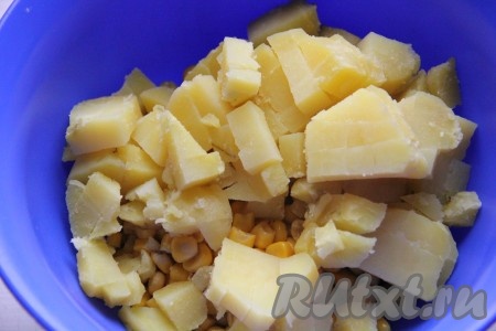 Картофель отварить в мундире, очистить и нарезать на кубики. Добавить порезаный картофель к кукурузе.
