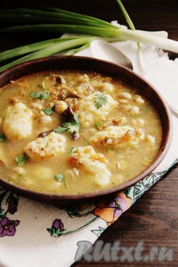 Даем супу закипеть, добавляем соль и перец. Вкусный, сытный, ароматный гречневый суп с грибами и картофельными клецками можно подавать к столу.
