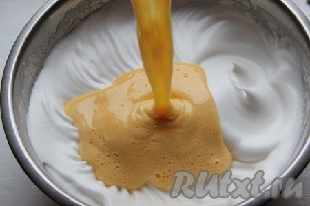 Для приготовления бисквита отделите белки от желтков. Желтки взбейте с половиной сахара. Белки взбейте с оставшимся сахаром до устойчивых блестящих пиков. Взбитые желтки добавьте во взбитые белки.
