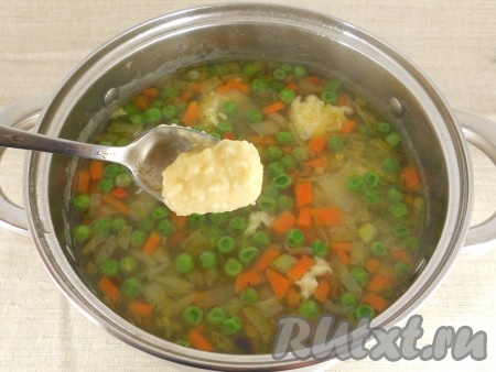 В суп добавить специи и приправу. Чайной ложкой добавлять сырное тесто в кипящий суп. 
