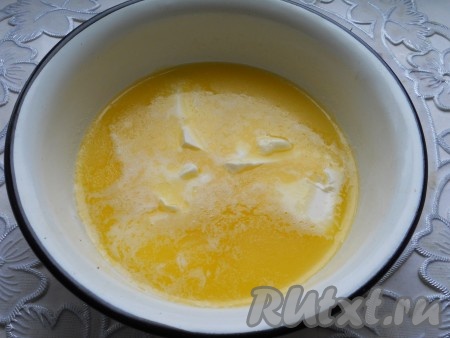 В теплое молоко добавить растопленное и охлажденное сливочное масло или маргарин.