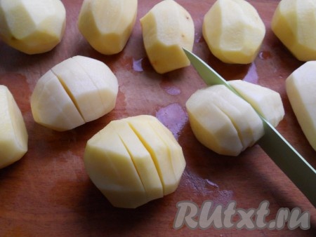 Картофель очистить и помыть. Сделать на каждом картофеле по 5-6 надрезов, но не до конца.