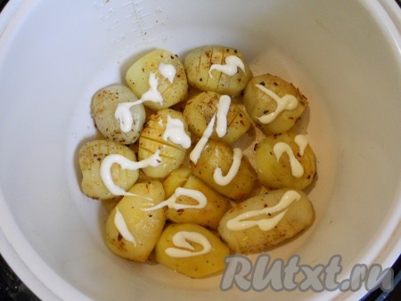 Выставить режим "Выпечка" на 40 минут. Через 20 минут смазать картофель майонезом или сметаной и перевернуть.