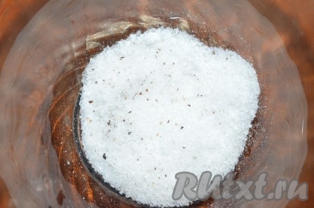 В мисочке смешиваем соль, сахар и молотый перец.