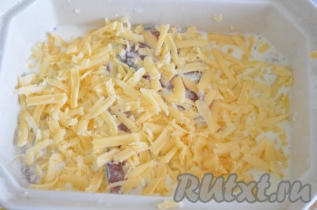 Выложить горбушу в форму, залить сметанным соусом, сверху натереть сыр. Соус должен покрыть рыбу, если нет - добавить.