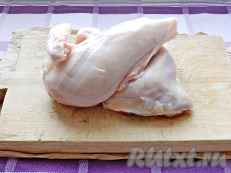 С полутушки курицы, по желанию, снять кожу и удалить жир, а затем разрезать пополам.

