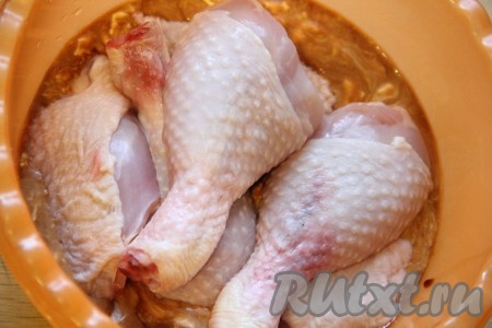 Куриные голени вымыть и обсушить. Затем выложить голени в миску с маринадом и тщательно их перемешать, чтобы голени полностью покрылись маринадом. Закрыть миску пищевой плёнкой и убрать в холодильник на 2-4 часа. 
