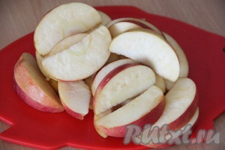 Яблоки вымыть, удалить семена. Чистить яблоки от кожуры не надо. Порезать яблоки крупными дольками и сбрызнуть лимонным соком. Я разрезала каждое яблоко на 12 частей.