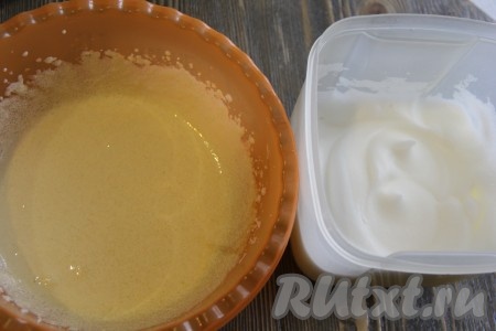 Взбить желтки с сахаром с помощью миксера до однородного состояния. Белки взбить с щепоткой соли до стойких пиков.