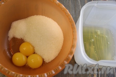 Отделить желтки от белков. В желтки добавить сахар и ванильный сахар.