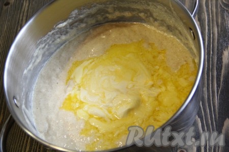 Масло достать из холодильника, чтобы оно стало мягким. Можно масло растопить и слегка остудить. Добавить масло к основной массе и хорошо перемешать.