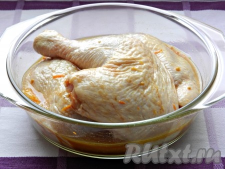 Выложить кусочки курицы в стеклянную (или эмалированную) ёмкость, залить апельсиновым маринадом и оставить на 1 час или более.
