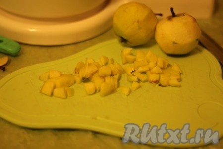 Добавьте слегка нагретые сливки, масло и взбивайте миксером около 7 минут. Яблоки очистите и нарежьте небольшими кубиками.
