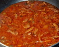 Говядина, тушёная с солеными огурцами и томатной пастой 