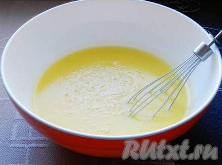 Масло соединить с теплыми сливками, добавить 100 грамм сахара и перемешать. 