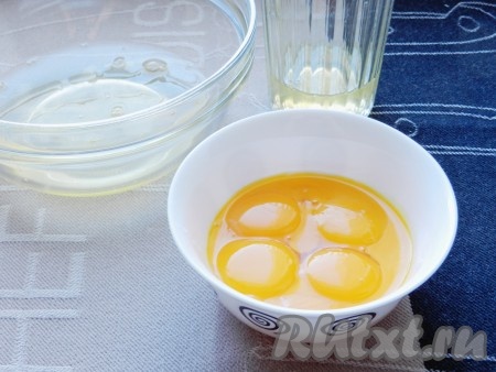 Яйца разделить на желтки и белки. Один белок отложить для глазури.
