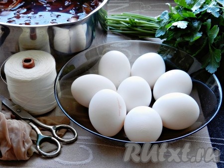Ингредиенты для приготовления яиц, крашенных в луковой шелухе