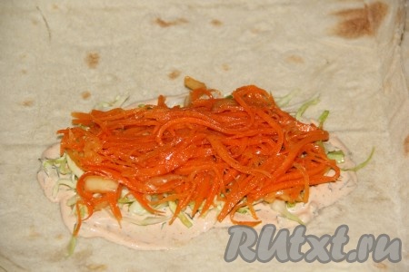 Поверх капусты выложить корейскую морковку.