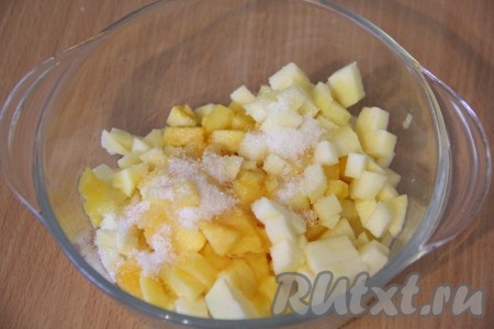 Нарезать фрукты мелкими кубиками, добавить ванильный сахар и хорошо перемешать.
