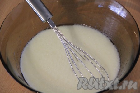 Молоко и растительное масло влить в объёмную миску, добавить яйцо и сахар перемешать венчиком до однородности.