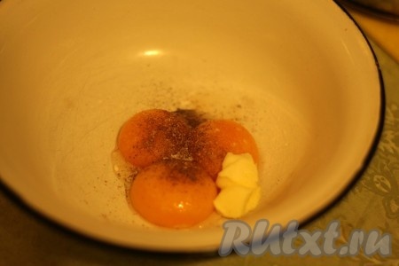 К яичным желткам добавить кориандр, перец, соль и масло.
