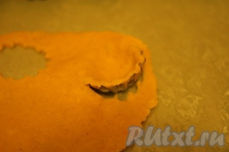 Железные формочки для кексов смазать сливочным маслом. Вырезать из теста кусочки нужного размера для тарталеток.