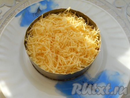 И последний слой - натертый на средней терке твердый сыр, майонезом не смазывать.