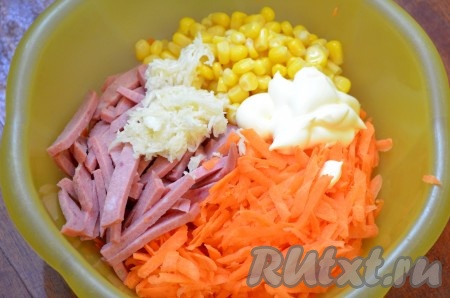 Сложить в миску морковь, копченую колбасу, кукурузу без жидкости, выдавить чеснок (я на мелкой терке тру), заправить салат майонезом.
