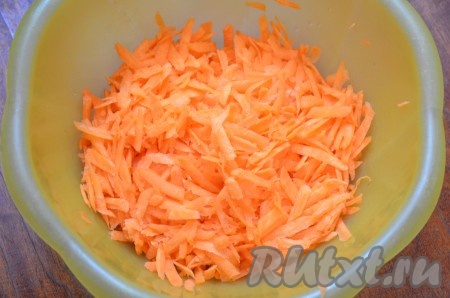 Свежую морковь почистить и натереть на крупной терке.