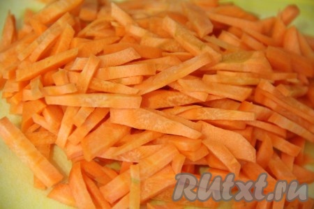 Морковь почистить и порезать соломкой. Если желаете, можно натереть морковь на крупной тёрке.
