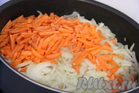  Добавить лук и морковь к капусте, всё хорошо перемешать. Обжарить овощи на сильном огне в течение 5 минут, периодически помешивая.
