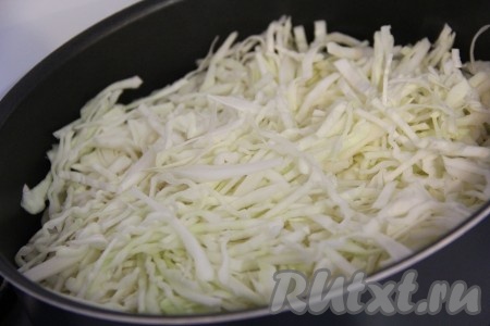 В глубокую сковороду влить растительное масло, выложить капусту. Обжарить капусту в течение нескольких минут на большом огне, периодически перемешивая, чтобы она не подгорела. 
