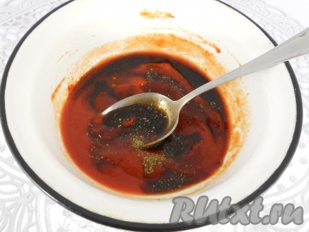 Сразу приготовить соус: смешать соевый соус с томатным соусом.