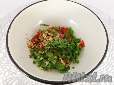 Также добавить в салат измельченную зелень по вкусу (зелени можно добавлять сколько угодно). Посолить салат, заправить подсолнечным или оливковым маслом.