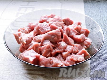 Нарезать мясо небольшими кусочками, примерно 1,5х1,5 см.