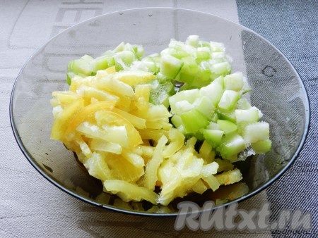 Перец и кабачок тоже нарезать кубиками. Я использовала уже нарезанные и замороженные овощи. 